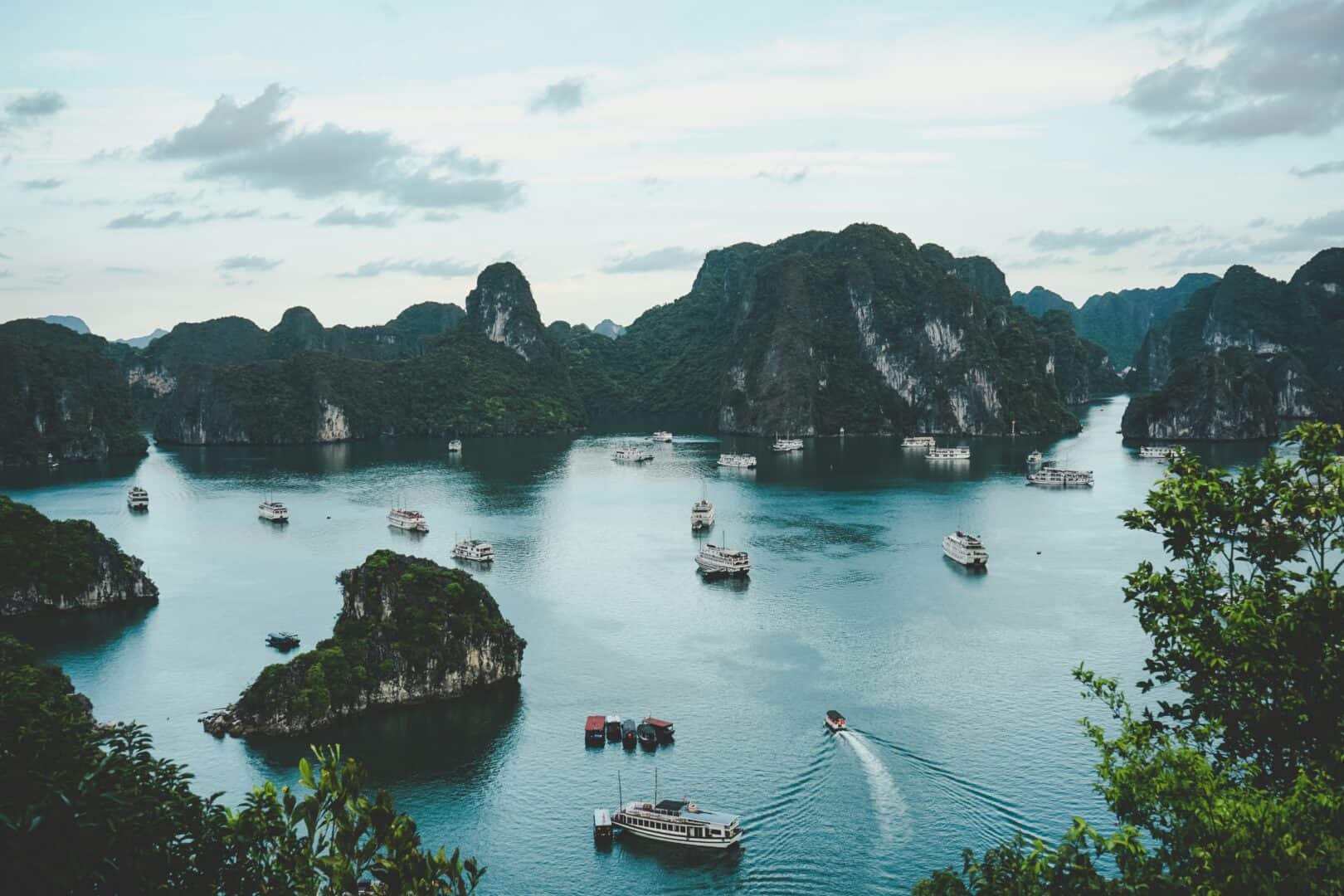 Traditionele boten tussen de kalksteenrotsen van Ha Long Bay