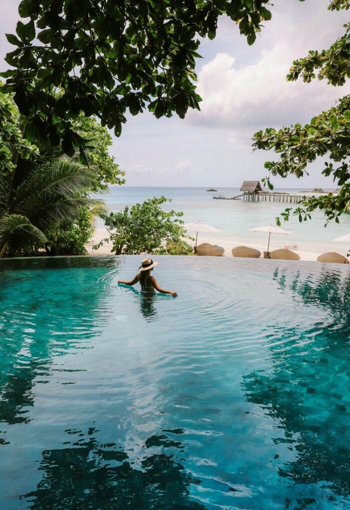 Relaxen Aan De Infinity Pool Op De Malediven Scaled Aspect Ratio 480 700